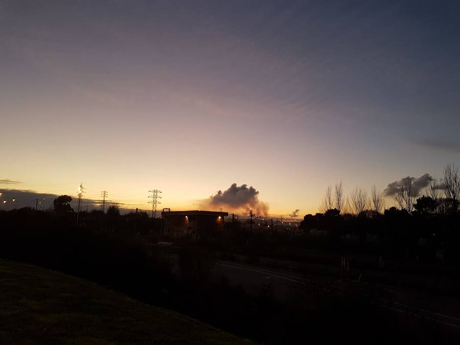 Una «nube contaminante» vista en gran parte de Gijón y también desde el municipio de Carreño ha suscitado una gran inquietud entre vecinos y grupos conservacionistas, que han reclamado una investigación. Desde Arcelor han señalado que se trata del «funcionamiento normal del Sínter» y que la dimensión que cobró se debió a «la mala dispersión atmosférica».