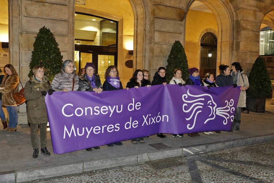 Centenares de mujeres han salido a la calle en Gijón y Oviedo para apoyar a las andaluzas contra las medidas planteadas en el marco del acuerdo entre PP, Ciudadanos y Vox sobre violencia de género.