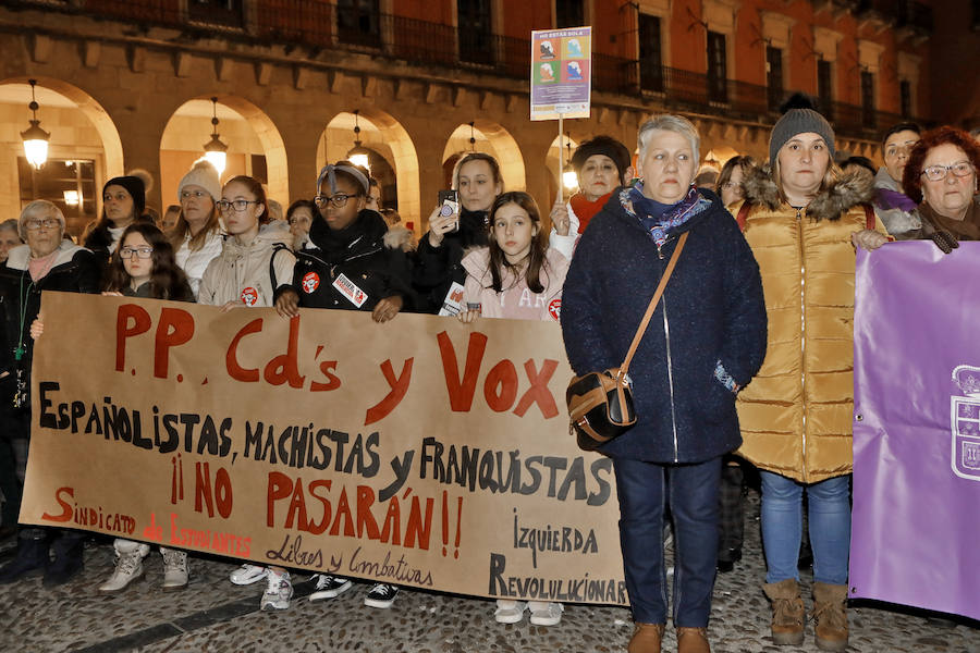 Centenares de mujeres han salido a la calle en Gijón y Oviedo para apoyar a las andaluzas contra las medidas planteadas en el marco del acuerdo entre PP, Ciudadanos y Vox sobre violencia de género.