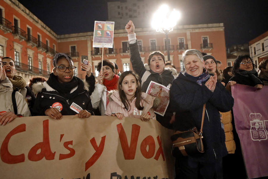 Centenares de mujeres han salido a la calle en Gijón y Oviedo para apoyar a las andaluzas contra las medidas planteadas en el marco del acuerdo entre PP, Ciudadanos y Vox sobre violencia de género.