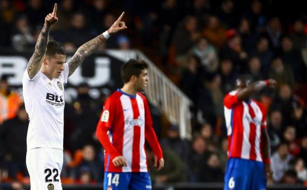 Santi Mina celebra el gol que abrió el triunfo del Valencia. 