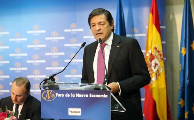 Javier Fernández ve «alternativas» para las factorías de Alcoa, pero reclama más tiempo
