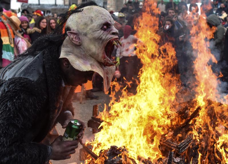 Participantes disfrazados asisten al segunda día de la tradicional celebración del carnaval, que marca el Día ortodoxo de 'San Vasilij', en VevcaniLa pequeña ciudad suroccidental macedonia celebra el Año Nuevo ortodoxo con un carnaval pagano único, una tradición que se sigue desde hace 14 siglos en esta pintoresca zona, que además es, simbólicamente, un «Estado independiente autoproclamado». Durante los dos días del carnaval, esta localidad montañosa, sus calles, casas y prados se convierten en una gran escena, a la que salen los hombres disfrazados, según la costumbre, pero hay denuncias de que muchas veces se infiltra en secreto como un «intruso» alguna mujer.