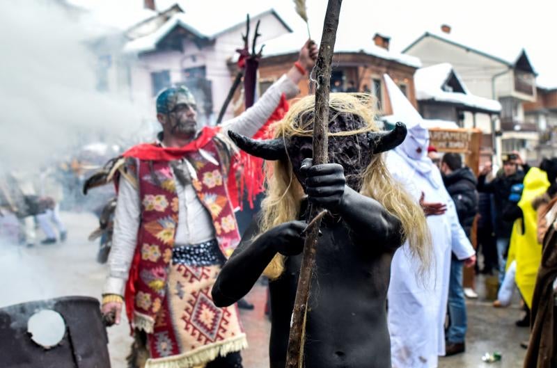 Participantes disfrazados asisten al segunda día de la tradicional celebración del carnaval, que marca el Día ortodoxo de 'San Vasilij', en VevcaniLa pequeña ciudad suroccidental macedonia celebra el Año Nuevo ortodoxo con un carnaval pagano único, una tradición que se sigue desde hace 14 siglos en esta pintoresca zona, que además es, simbólicamente, un «Estado independiente autoproclamado». Durante los dos días del carnaval, esta localidad montañosa, sus calles, casas y prados se convierten en una gran escena, a la que salen los hombres disfrazados, según la costumbre, pero hay denuncias de que muchas veces se infiltra en secreto como un «intruso» alguna mujer.