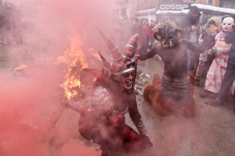 Participantes disfrazados asisten al segunda día de la tradicional celebración del carnaval, que marca el Día ortodoxo de 'San Vasilij', en VevcaniLa pequeña ciudad suroccidental macedonia celebra el Año Nuevo ortodoxo con un carnaval pagano único, una tradición que se sigue desde hace 14 siglos en esta pintoresca zona, que además es, simbólicamente, un «Estado independiente autoproclamado». Durante los dos días del carnaval, esta localidad montañosa, sus calles, casas y prados se convierten en una gran escena, a la que salen los hombres disfrazados, según la costumbre, pero hay denuncias de que muchas veces se infiltra en secreto como un «intruso» alguna mujer.