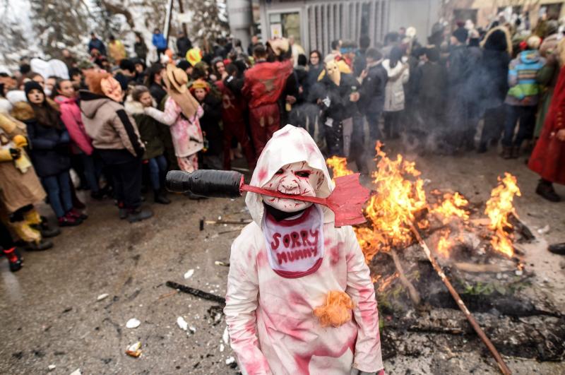 Participantes disfrazados asisten al segunda día de la tradicional celebración del carnaval, que marca el Día ortodoxo de 'San Vasilij', en VevcaniLa pequeña ciudad suroccidental macedonia celebra el Año Nuevo ortodoxo con un carnaval pagano único, una tradición que se sigue desde hace 14 siglos en esta pintoresca zona, que además es, simbólicamente, un «Estado independiente autoproclamado». Durante los dos días del carnaval, esta localidad montañosa, sus calles, casas y prados se convierten en una gran escena, a la que salen los hombres disfrazados, según la costumbre, pero hay denuncias de que muchas veces se infiltra en secreto como un «intruso» alguna mujer.