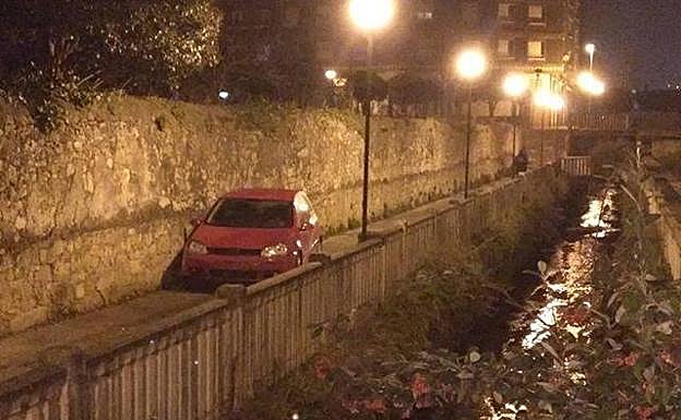 El coche avanzó por la acera y luego intentó retroceder.