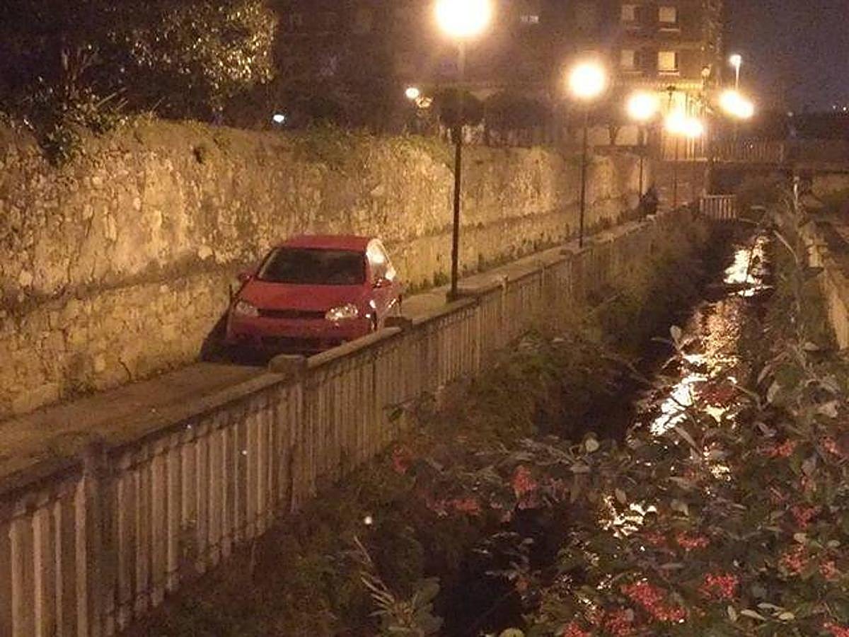 Un conductor gijonés dio positivo en la prueba de alcoholemia tras bajar unas escaleras peatonales con su vehículo en Versalles