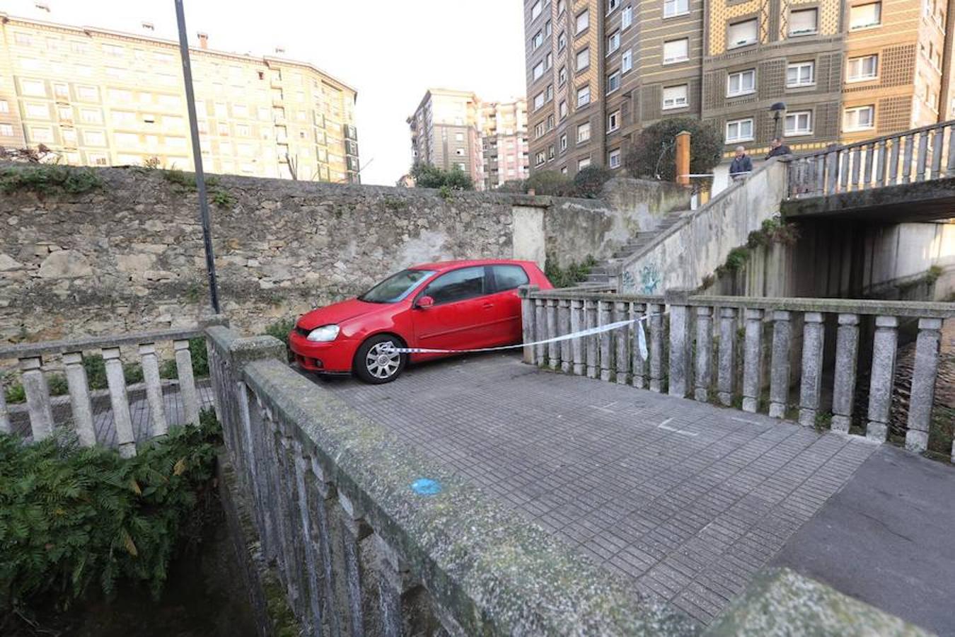 Un conductor gijonés dio positivo en la prueba de alcoholemia tras bajar unas escaleras peatonales con su vehículo en Versalles