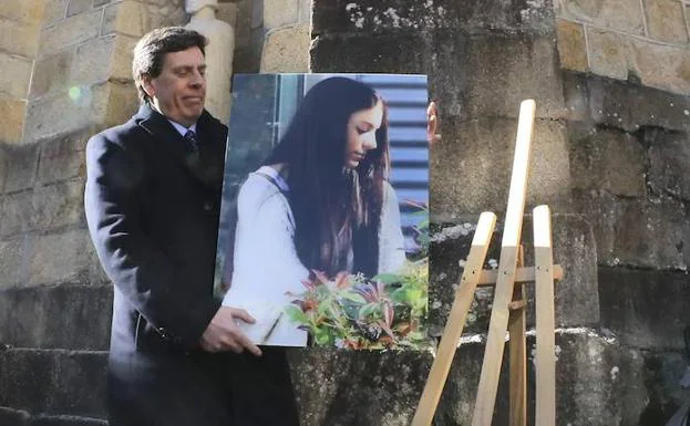 Juan Carlos Quer, padre de Diana, durante el acto de agradecimiento al pueblo gallego por su cariño y apoyo hacia su familia en el municipio coruñense de Pobra do Caramiñal en febrero de 2018.