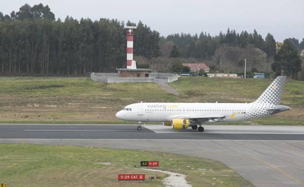 Un avión de Vueling en el Aeropuerto de Asturias. 