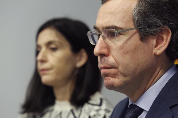 El concejal Fernando Couto, durante su intervención de ayer, con Ana Braña al fondo. 