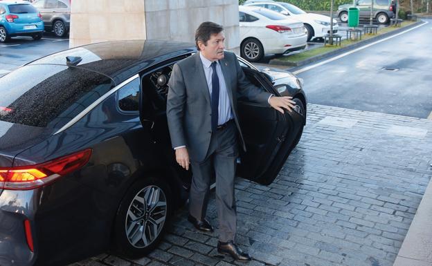 Javier Fernández a su llegada al tanatorio de Cabueñes en Gijón