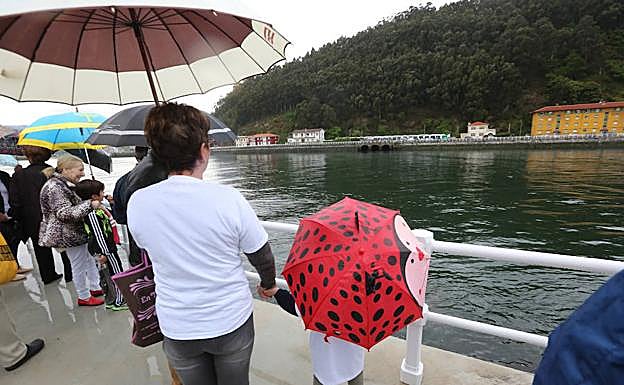 Una de las concentraciones de vecinos reclamando la pasarela. 