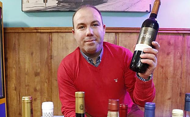 Nuno Filipe Martins Canelas, con una muestra de sus productos.