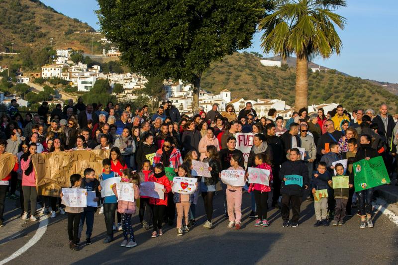 Un centenar de personas, tanto niños como jóvenes y mayores, caminaron este miércoles desde la localidad hasta las cercanías del lugar donde desarrollan las tareas de rescate con pancartas como «Todos somos Julen» para trasladar su apoyo a los padres del pequeño que cayó a un pozo