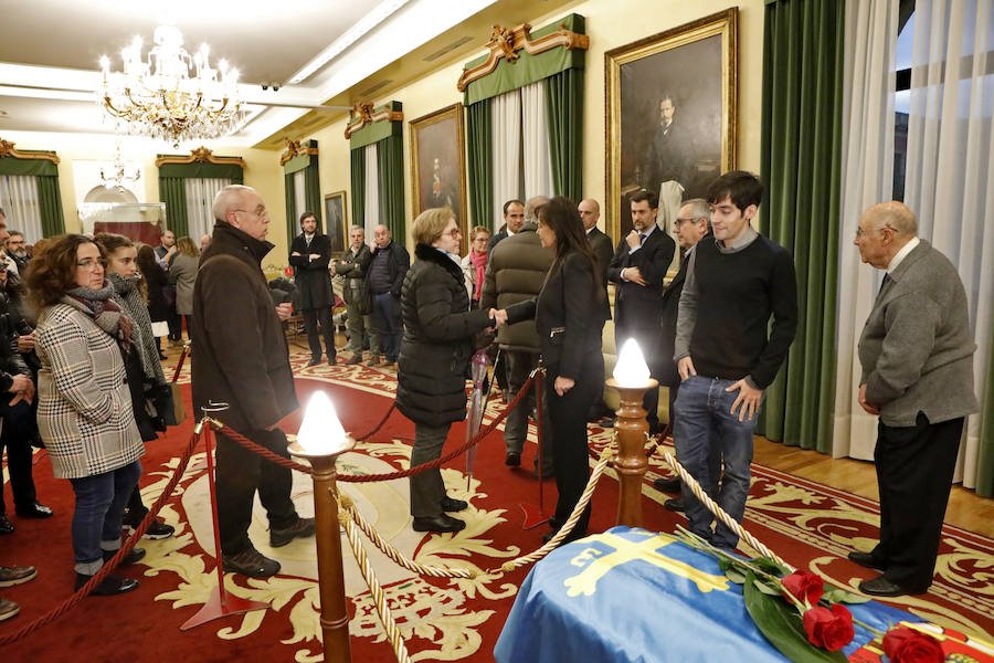 La capilla ardiente se trasladó, esta mañana, de la Junta General al Ayuntamiento de Gijón donde permanecerá hasta las 19 horas de viernes