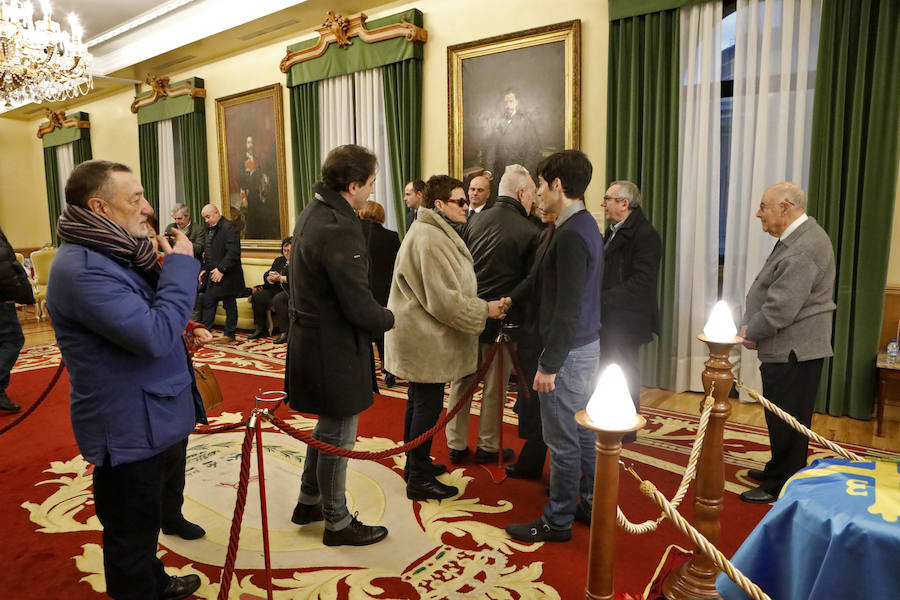 La capilla ardiente se trasladó, esta mañana, de la Junta General al Ayuntamiento de Gijón donde permanecerá hasta las 19 horas de viernes