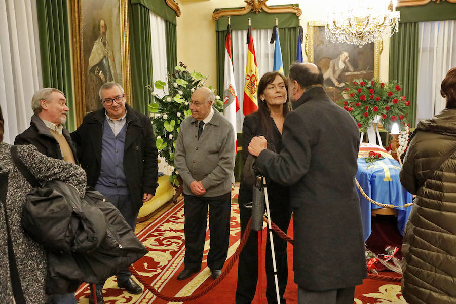 La capilla ardiente se trasladó, esta mañana, de la Junta General al Ayuntamiento de Gijón donde permanecerá hasta las 19 horas de viernes