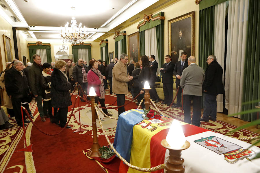 La capilla ardiente se trasladó, esta mañana, de la Junta General al Ayuntamiento de Gijón donde permanecerá hasta las 19 horas de viernes