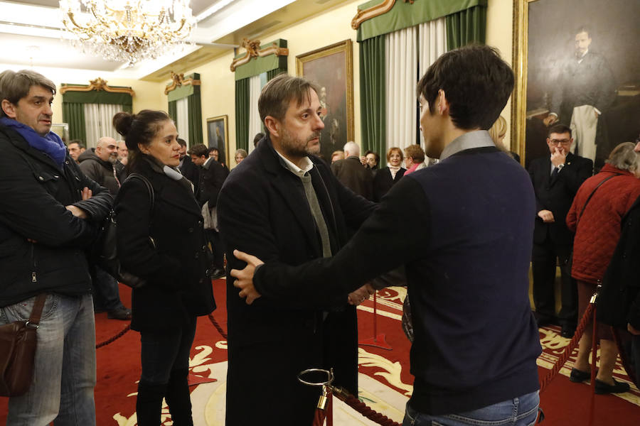 La capilla ardiente se trasladó, esta mañana, de la Junta General al Ayuntamiento de Gijón donde permanecerá hasta las 19 horas de viernes