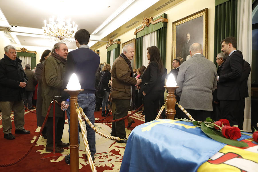 La capilla ardiente se trasladó, esta mañana, de la Junta General al Ayuntamiento de Gijón donde permanecerá hasta las 19 horas de viernes