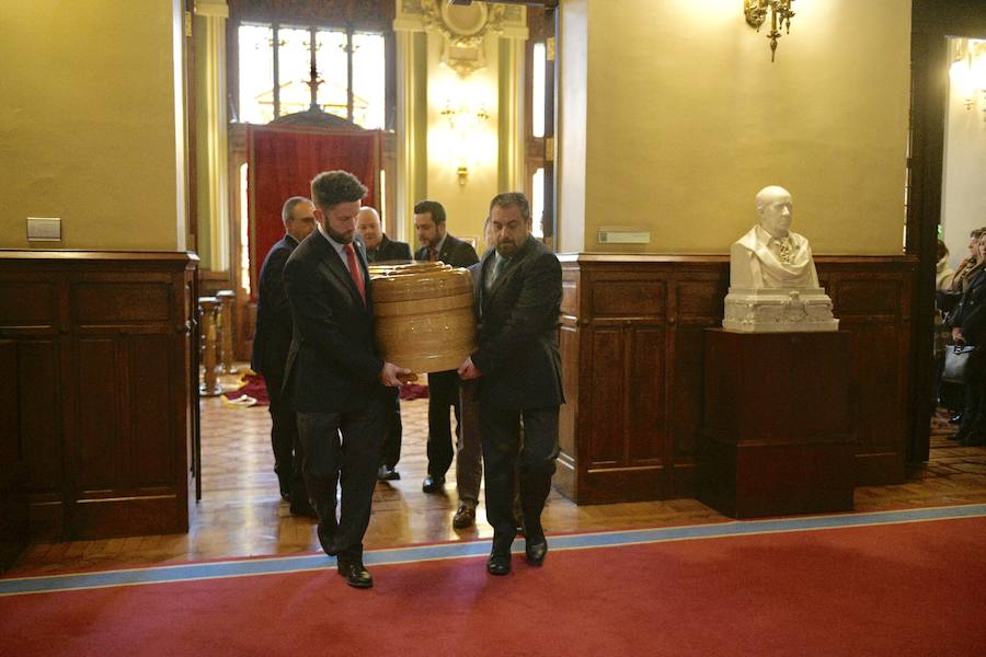 La capilla ardiente por el expresidente del Principado recibe a numerosas personas de todos los ámbitos de la región que quieren dar el último adiós al incombustible socialista