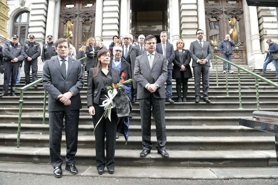 La capilla ardiente por el expresidente del Principado recibe a numerosas personas de todos los ámbitos de la región que quieren dar el último adiós al incombustible socialista