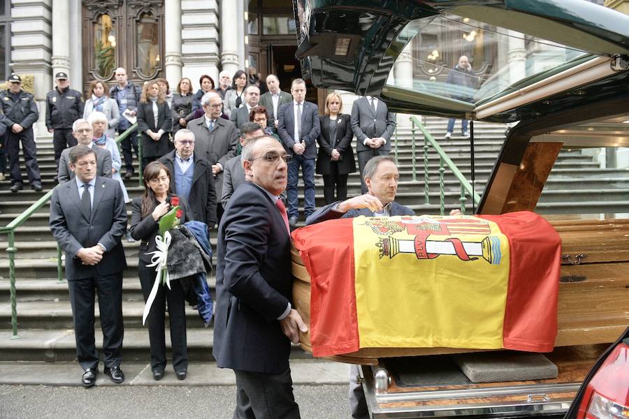 La capilla ardiente por el expresidente del Principado recibe a numerosas personas de todos los ámbitos de la región que quieren dar el último adiós al incombustible socialista