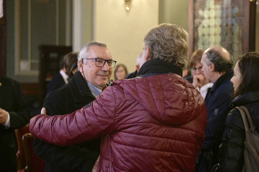 La capilla ardiente por el expresidente del Principado recibe a numerosas personas de todos los ámbitos de la región que quieren dar el último adiós al incombustible socialista