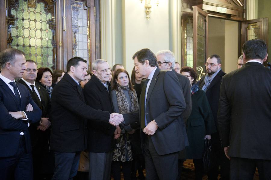 La capilla ardiente por el expresidente del Principado recibe a numerosas personas de todos los ámbitos de la región que quieren dar el último adiós al incombustible socialista