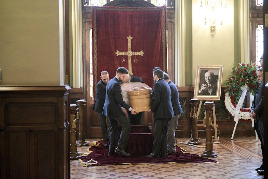 La capilla ardiente por el expresidente del Principado recibe a numerosas personas de todos los ámbitos de la región que quieren dar el último adiós al incombustible socialista