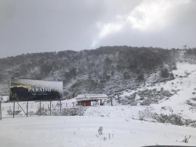 La nieve empieza a cubrir la estación de esquí de Fuentes de Invierno, en el concejo de Aller. 