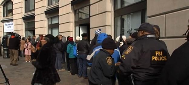 Colas de funcionarios esperando por su ración gratuita de comida en pleno centro de Washington.