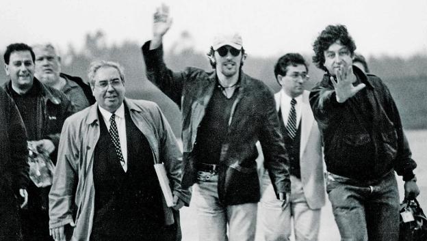 Los 'jefes'. Areces, junto a Bruce Springsteen en el aeropuerto de Asturias, en mayo de 1993, cuando el artista estadounidense dio su primer concierto en Gijón. 