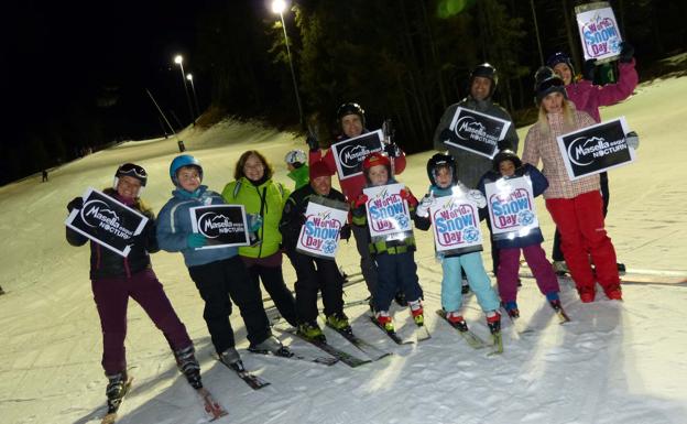 Aficionados en una jornada de esquí nocturno durante el World Snow Day