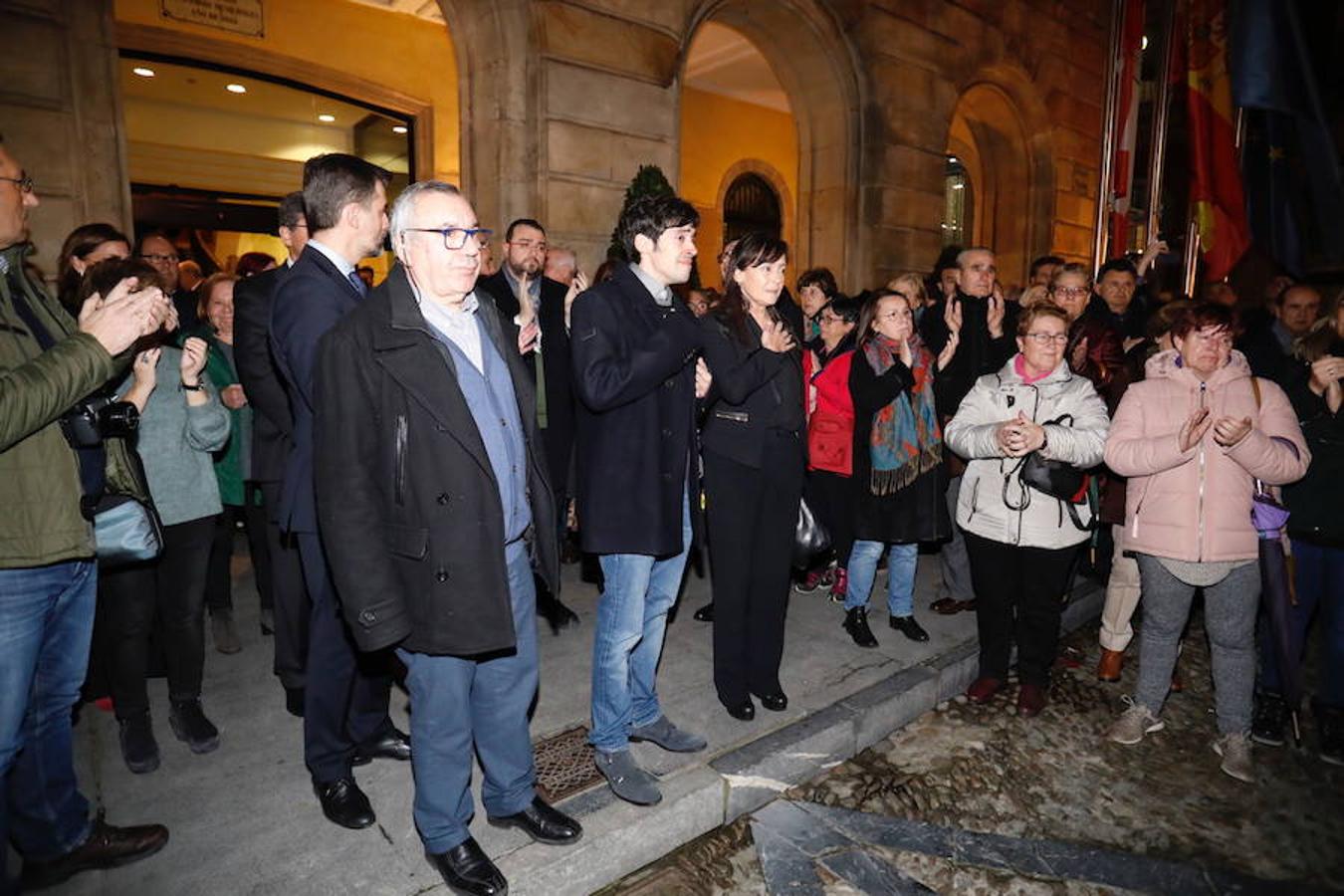 La capilla ardiente se trasladó, esta mañana, de la Junta General al Ayuntamiento de Gijón donde permanecerá hasta las 19 horas de viernes