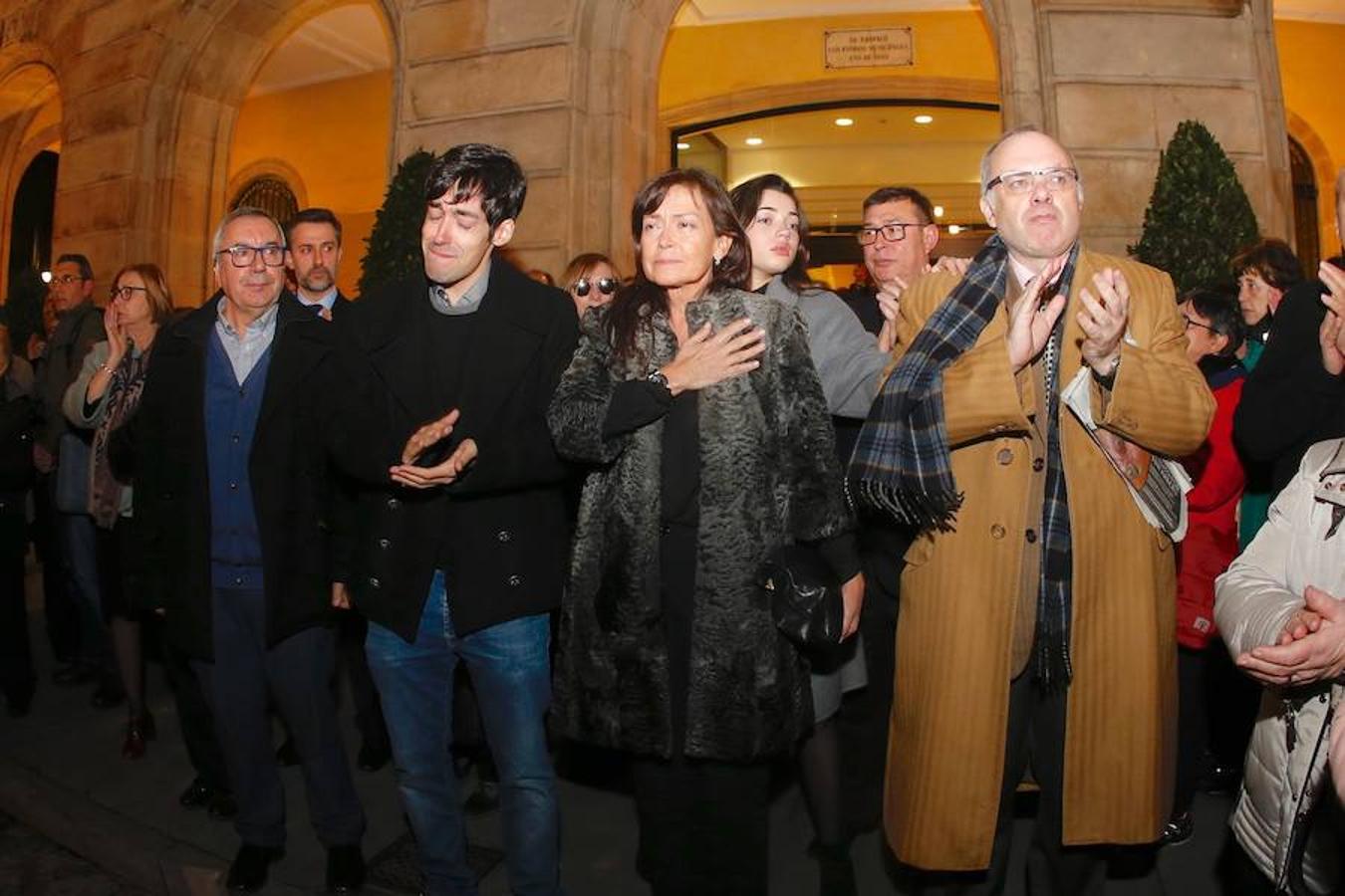 La capilla ardiente se trasladó, esta mañana, de la Junta General al Ayuntamiento de Gijón donde permanecerá hasta las 19 horas de viernes