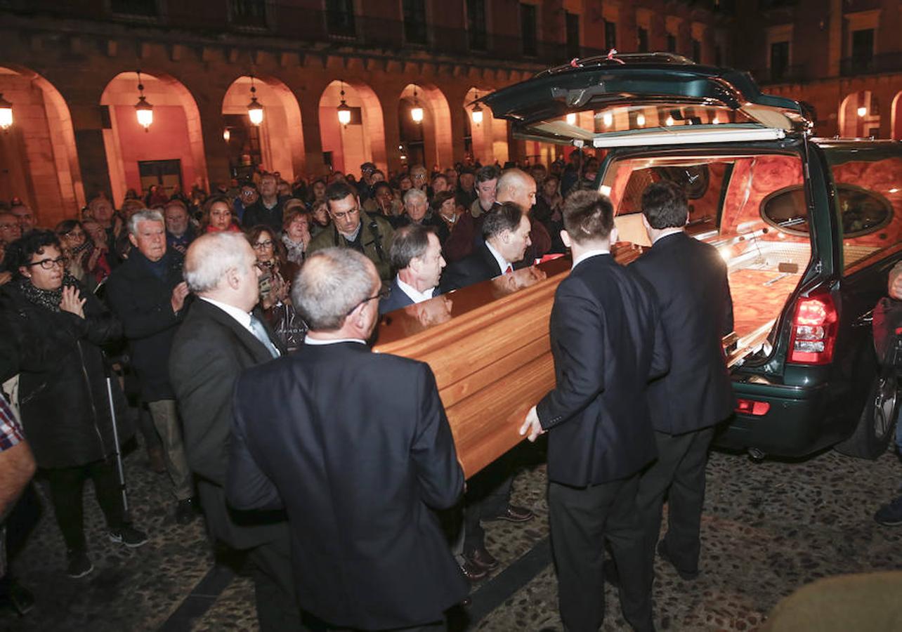 La capilla ardiente se trasladó, esta mañana, de la Junta General al Ayuntamiento de Gijón donde permanecerá hasta las 19 horas de viernes