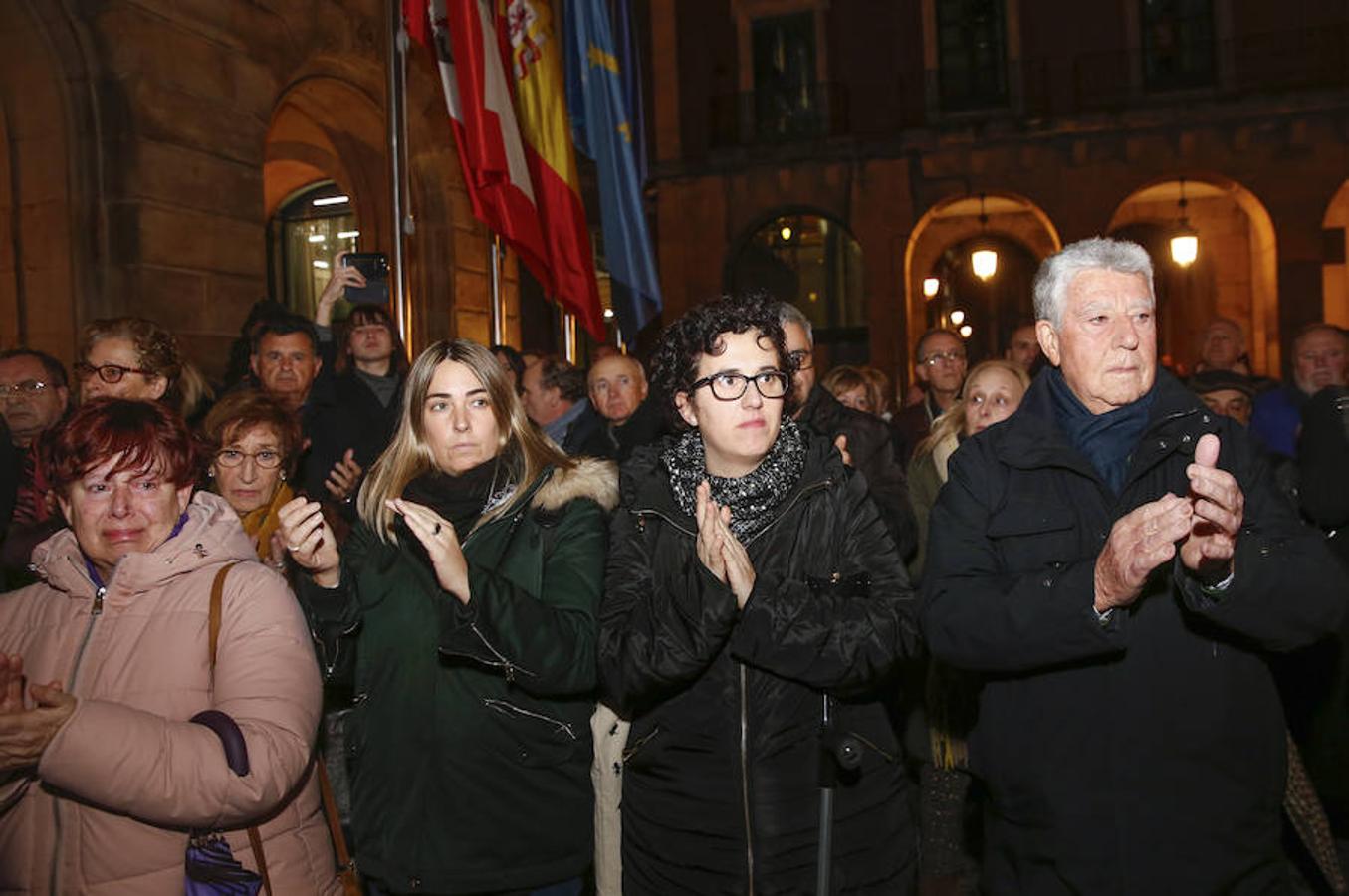 La capilla ardiente se trasladó, esta mañana, de la Junta General al Ayuntamiento de Gijón donde permanecerá hasta las 19 horas de viernes