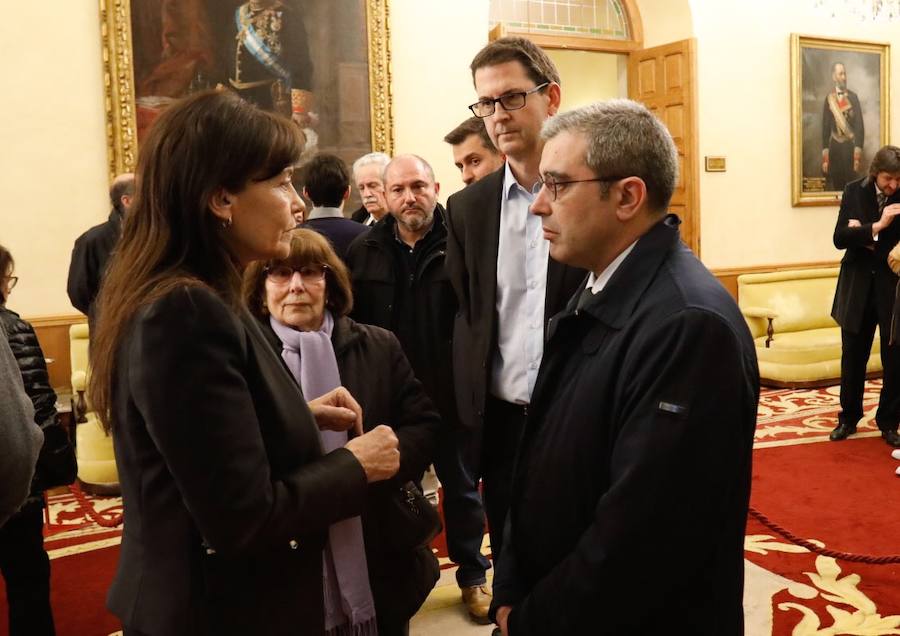 La capilla ardiente se trasladó, esta mañana, de la Junta General al Ayuntamiento de Gijón donde permanecerá hasta las 19 horas de viernes