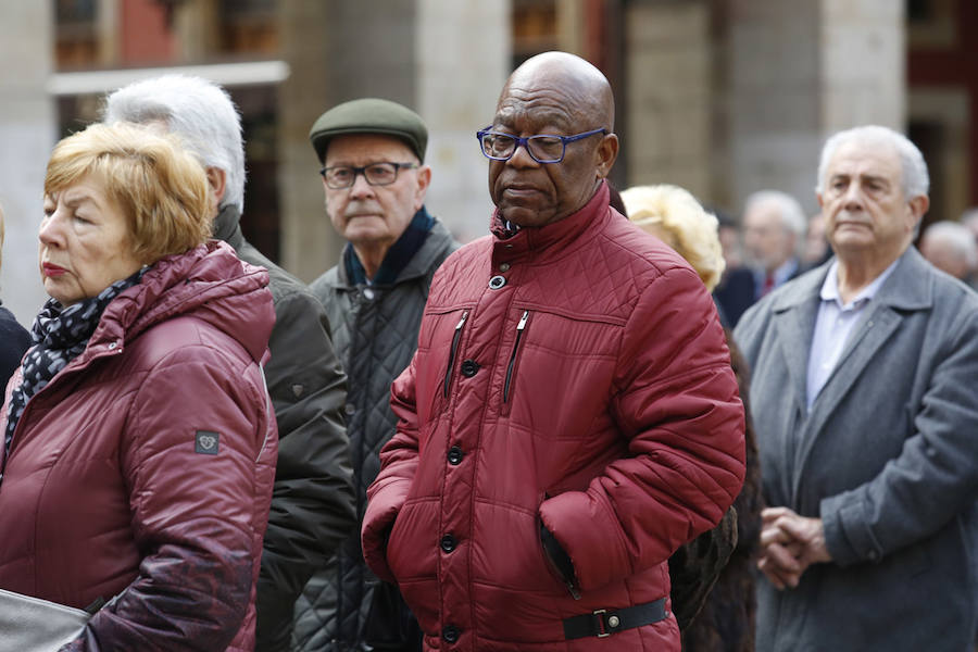 La capilla ardiente se trasladó, esta mañana, de la Junta General al Ayuntamiento de Gijón donde permanecerá hasta las 19 horas de viernes