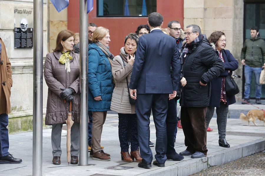 La capilla ardiente se trasladó, esta mañana, de la Junta General al Ayuntamiento de Gijón donde permanecerá hasta las 19 horas de viernes