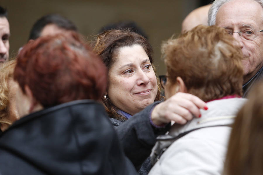 La capilla ardiente se trasladó, esta mañana, de la Junta General al Ayuntamiento de Gijón donde permanecerá hasta las 19 horas de viernes