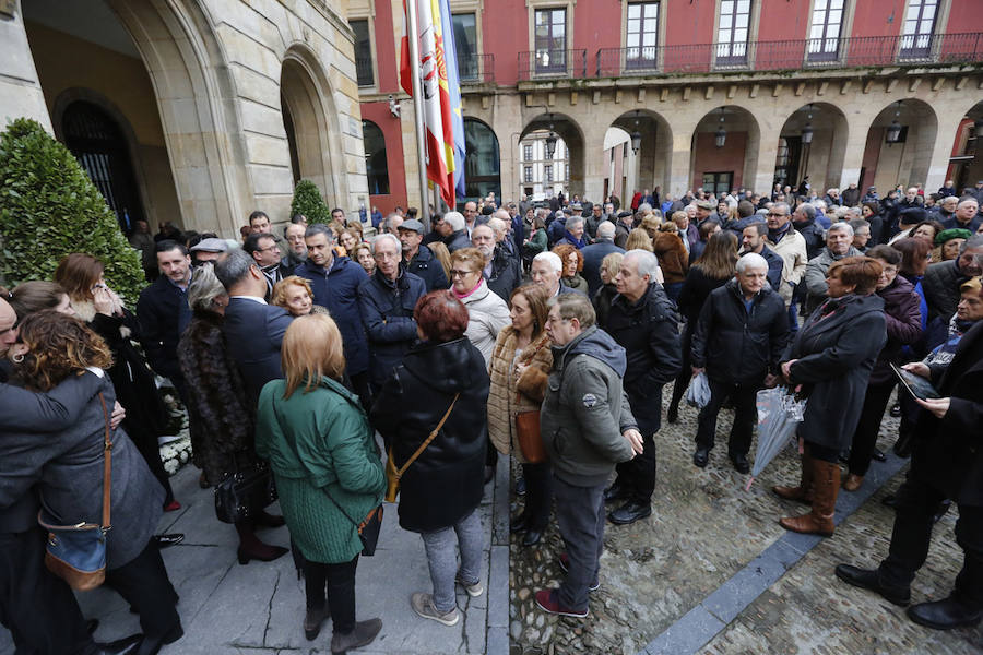 La capilla ardiente se trasladó, esta mañana, de la Junta General al Ayuntamiento de Gijón donde permanecerá hasta las 19 horas de viernes