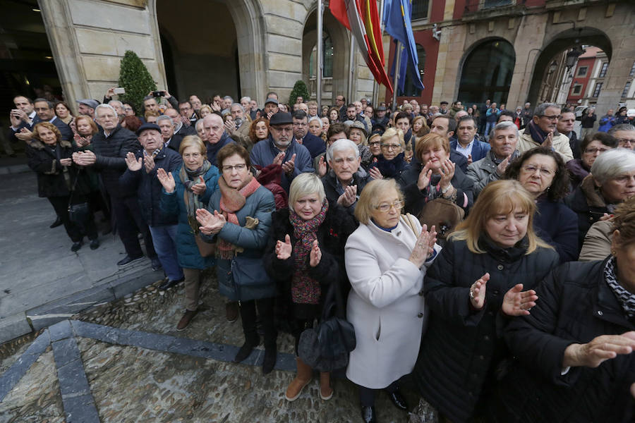 La capilla ardiente se trasladó, esta mañana, de la Junta General al Ayuntamiento de Gijón donde permanecerá hasta las 19 horas de viernes