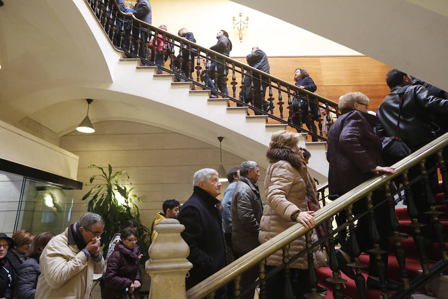 La capilla ardiente se trasladó, esta mañana, de la Junta General al Ayuntamiento de Gijón donde permanecerá hasta las 19 horas de viernes