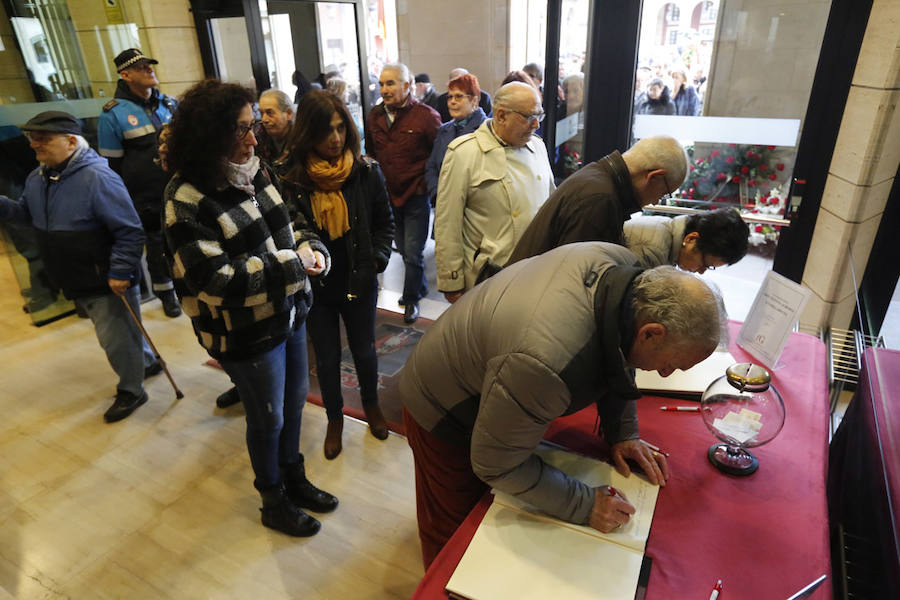 La capilla ardiente se trasladó, esta mañana, de la Junta General al Ayuntamiento de Gijón donde permanecerá hasta las 19 horas de viernes