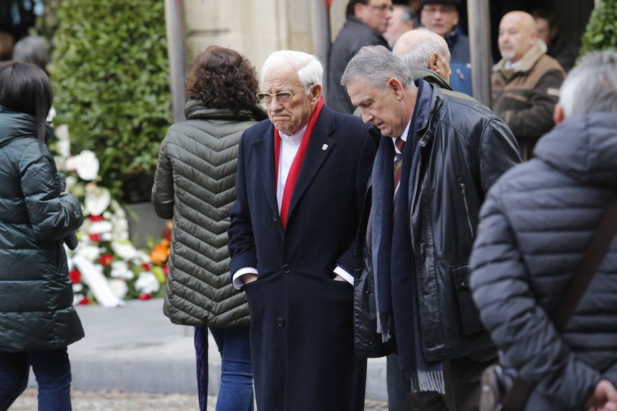 La capilla ardiente se trasladó, esta mañana, de la Junta General al Ayuntamiento de Gijón donde permanecerá hasta las 19 horas de viernes