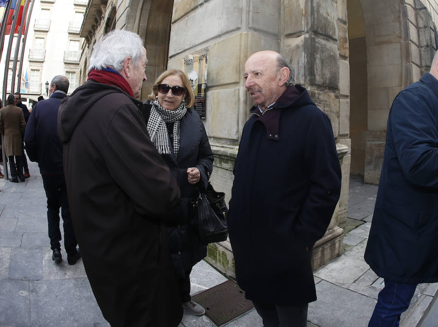 La capilla ardiente se trasladó, esta mañana, de la Junta General al Ayuntamiento de Gijón donde permanecerá hasta las 19 horas de viernes